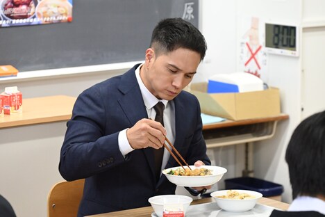 給食を食べる市原隼人。