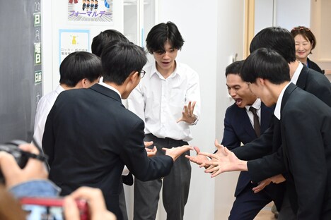 “おかわりじゃんけん”に挑む市原隼人と生徒たち。