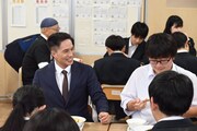 生徒と交流する市原隼人（左）。