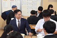 生徒と交流する市原隼人（左）。
