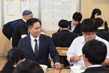 生徒と交流する市原隼人（左）。
