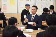 生徒に「何の部活入ってるの？」と質問する市原隼人。