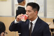 牛乳を飲む市原隼人。