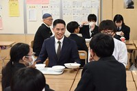 「食べるの速い！」と生徒に話しかける市原隼人（左奥）。