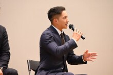 生徒からの質問に答える市原隼人。