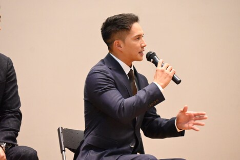 生徒からの質問に答える市原隼人。