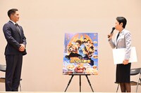 近藤やよい（右）の話を聞く市原隼人（左）。