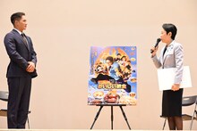 近藤やよい（右）の話を聞く市原隼人（左）。