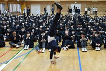 特技の逆立ちを披露する市原隼人。