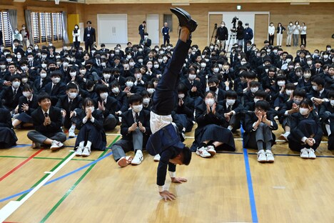 特技の逆立ちを披露する市原隼人。