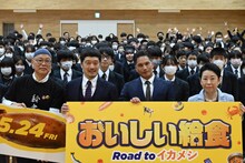 左から岩淵規、綾部真弥、市原隼人、近藤やよい。