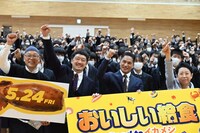 左から岩淵規、綾部真弥、市原隼人、近藤やよい。