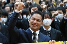 中学校にサプライズ訪問した市原隼人。