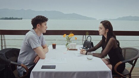 中国ドラマ「キミに恋々(れんれん)!」第1話より、シュー・カイチョン演じるスー・チンチョー(左)とグーリーナーザー演じるソン・シンチェン(右)。