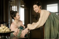 左からワン・ユーウェン（王玉雯）演じる白鳳瑶、ジャン・ナン（張楠）演じる茉喜。