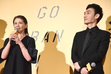 草なぎ剛（右）との共演を喜ぶ小泉今日子（左）。