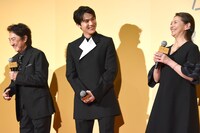 草なぎ剛のトークに笑う市村正親（左）、中川大志（中央）、小泉今日子（右）。