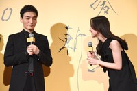 清原果耶（右）の言葉を噛み締める草なぎ剛（左）。