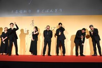 撮影時の思い出話が止まらない草なぎ剛（左から2人目）。