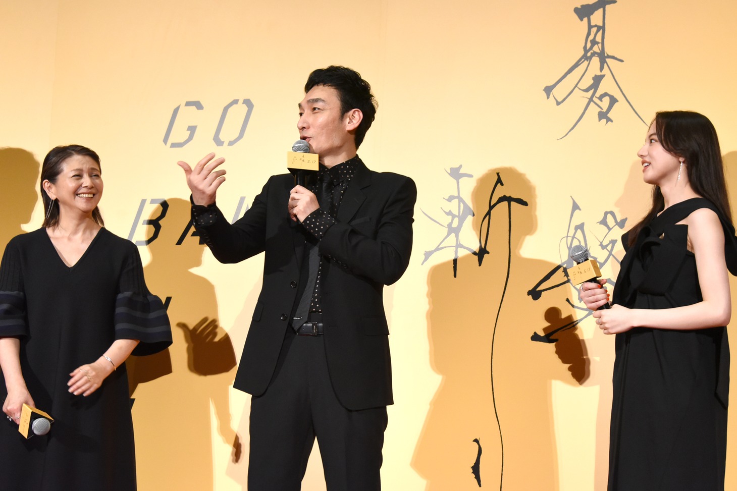 唐突に、撮影時のエピソードを話し始める草なぎ剛（中央）。