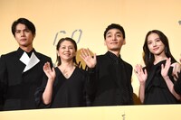 「碁盤斬り」完成披露試写会の様子。左から中川大志、小泉今日子、草なぎ剛、清原果耶。