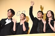 左から中川大志、小泉今日子、草なぎ剛、清原果耶。