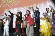 登壇者全員で「ブレイブだぜー！」ポーズを披露。