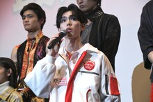 樋口幸平（中央）