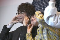 ほっぺハートをする鈴木浩文（左）、志田こはく（右）。