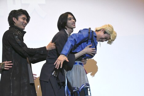 渡辺碧斗（中央右）に抱き付く別府由来（中央左）。