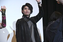 観客に手を振る柊太朗。