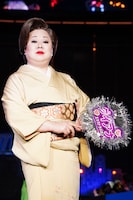 ブルーカーペットを歩いた特別ゲストのダイアナ・エクストラバガンザ。