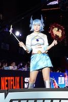 ブルーカーペットを歩いた特別ゲストの火将ロシエル。