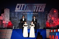 「第九」のメロディに乗せて“もっこりの合唱”を披露した合唱団。