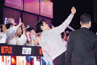 ファンサービスをする鈴木亮平。