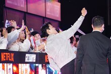 ファンサービスをする鈴木亮平。