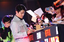 ファンサービスをする鈴木亮平。