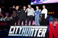 左から佐藤祐市、安藤政信、鈴木亮平、森田望智、木村文乃。