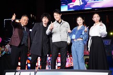 左から佐藤祐市、安藤政信、鈴木亮平、森田望智、木村文乃。