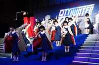 リョウと同じベージュ色のコートを羽織ってパフォーマンスを披露したアバンギャルディ。