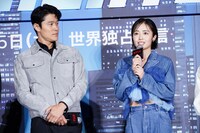 左から鈴木亮平、森田望智。