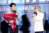 左から鈴木亮平、小室哲哉。