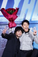 左から安藤政信、鈴木亮平。