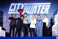 左から佐藤祐市、安藤政信、鈴木亮平、小室哲哉、森田望智、木村文乃。