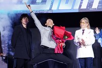 退場間際に再び“もっこりポーズ”で喜びを表現した鈴木亮平。