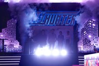 監督・キャストの入場シーンより。