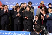 横浜フランス映画祭2024オープニングイベントにて、最前列で特別アンバサダー・役所広司の隣に並ぶルイーズ・モーロワ＝パンザニ（右から3人目）。(c)unifrance