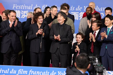 横浜フランス映画祭2024オープニングイベントにて、最前列で特別アンバサダー・役所広司の隣に並ぶルイーズ・モーロワ＝パンザニ（右から3人目）。(c)unifrance