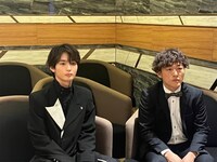 青木柚（左）と松居大悟（右）。