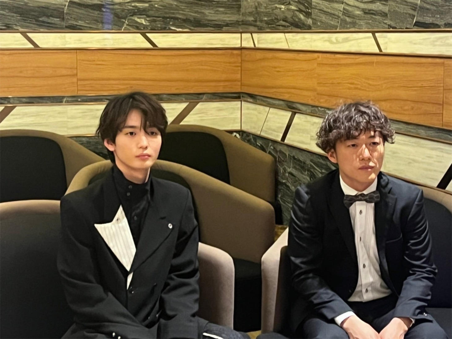 青木柚（左）と松居大悟（右）。
